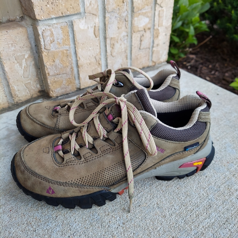 Vasque women's hiking shoes 😀😀😀Size 7.5